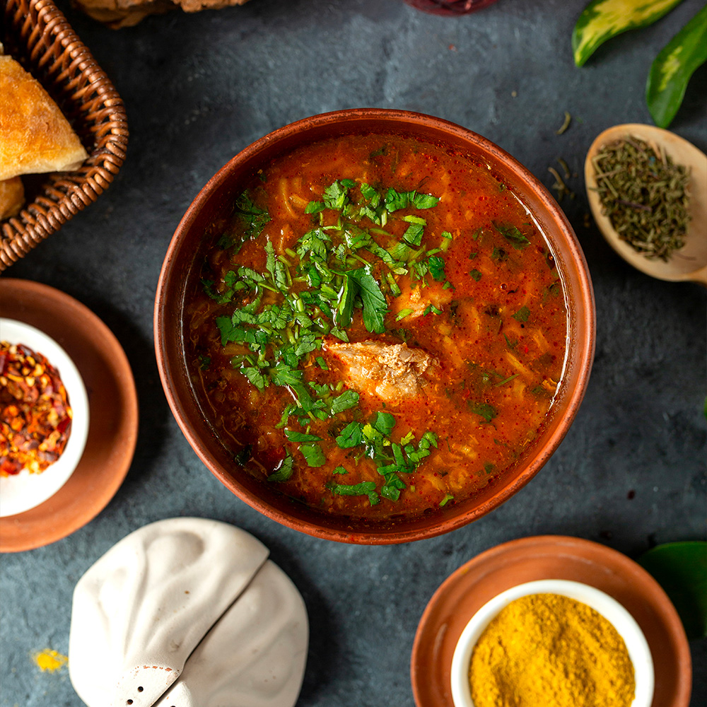 Table de Ramadan avec chorba, dattes et accompagnements traditionnels
