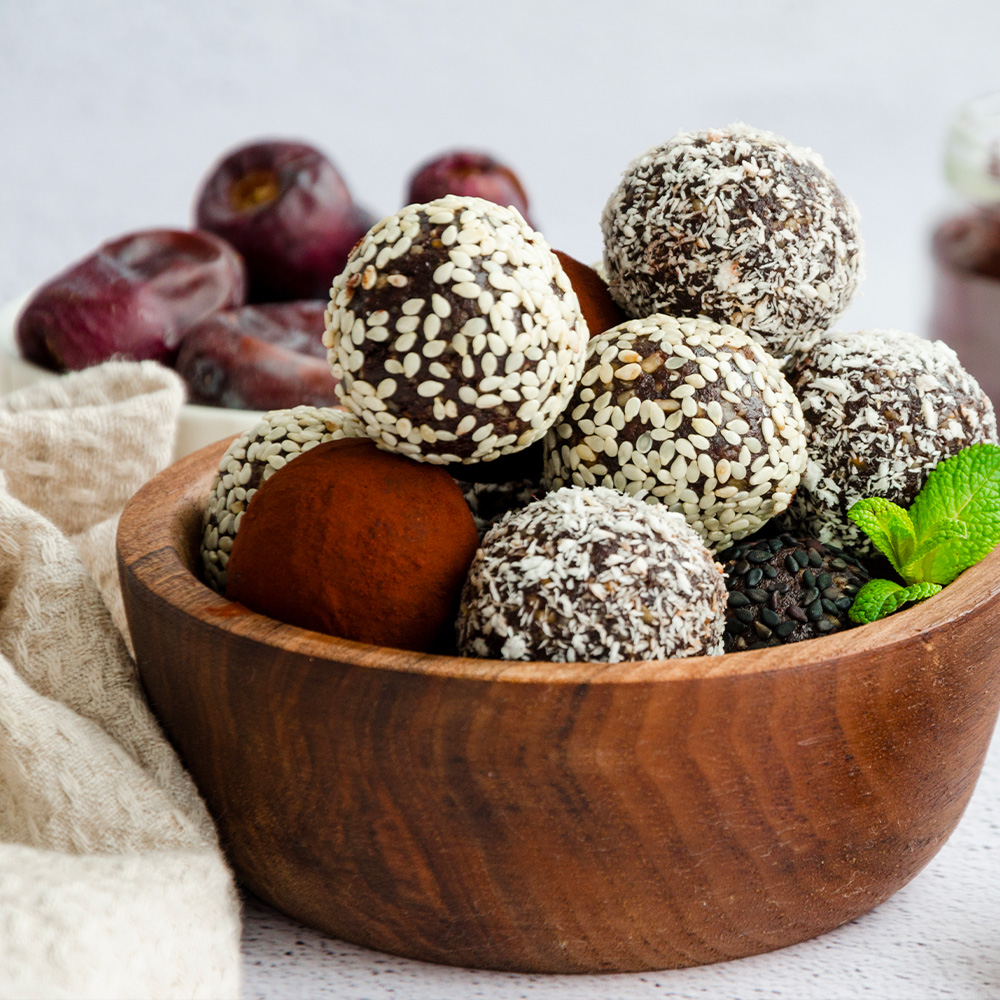 Energy balls maison prêtes à conserver dans une boîte hermétique