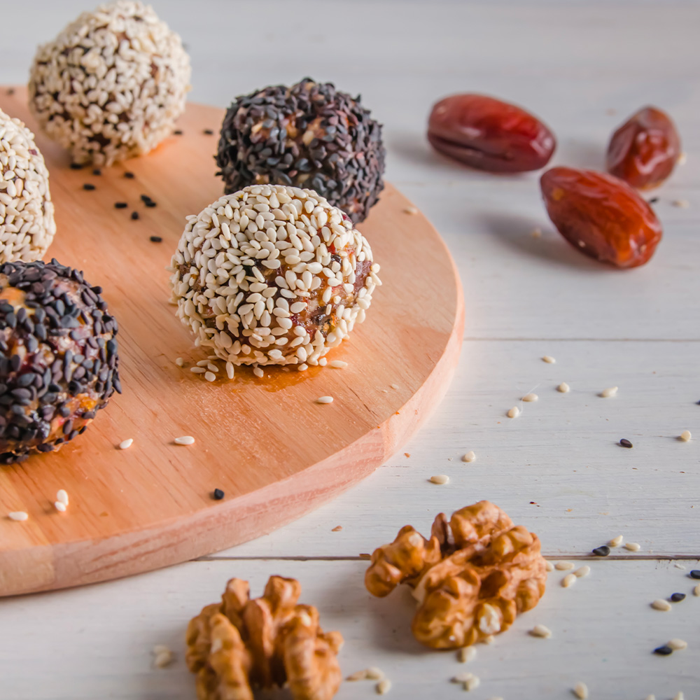Ingrédients pour préparer des energy balls maison dattes amandes flocons d'avoine