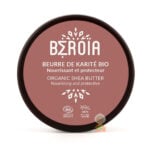 Pot rond de beurre de karité bio, couvercle vieux rose cerclé de brun foncé, logos Cosmos Organic et 100 % d'origine naturelle