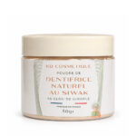 Pot de 30 g de dentifrice en poudre au siwak et au clou de girofle, couvercle crème, étiquette blanche aux lettres cuivrées, poudre beige visible