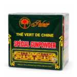 Boîte carton verte de thé vert de Chine Spécial Gunpowder Palmier 250 g, logo palmier rouge et jaune, frise de fleurs dorées sur fond bordeaux